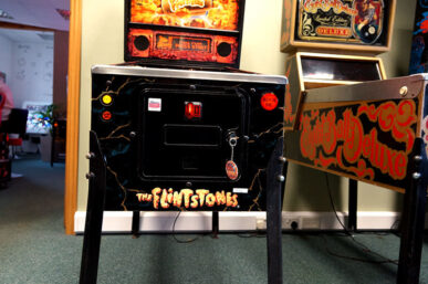 Flintstones Pinball Machine - Image 10